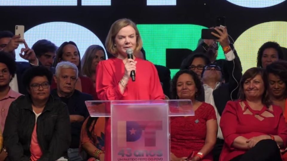 gleisi diz que banco central corrobora com a mentira do mercado sobre taxa de juros