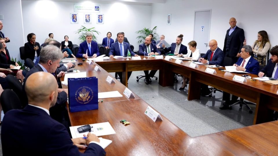john kerry discute medidas ambientais com senadores e marina silva