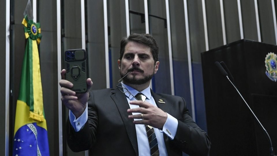 moraes autoriza pf a devolver celular de marcos do val