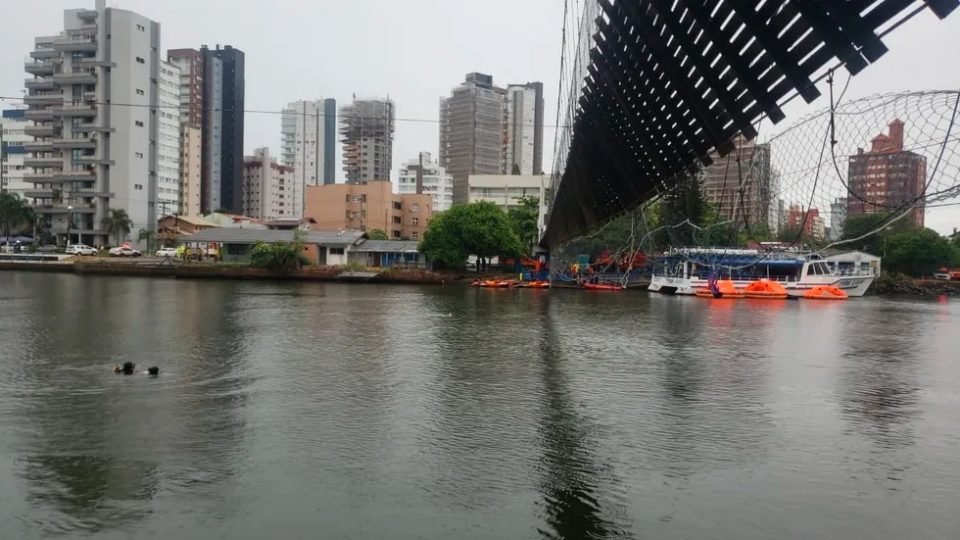 ponte de pedestres entre rs e sc cai durante a madrugada ha desaparecidos