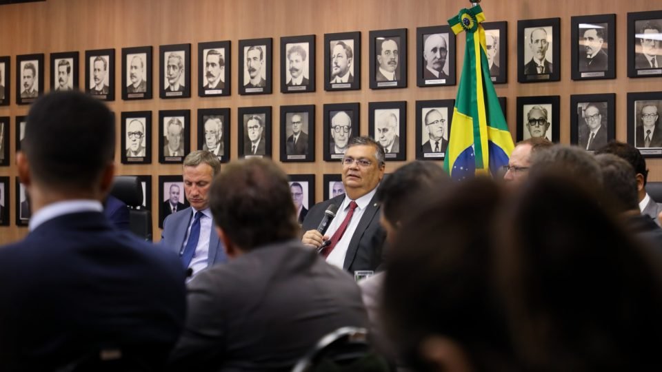 bancada da seguranca confronta dino sobre visita a mare recadastramento de armas e crise no rn