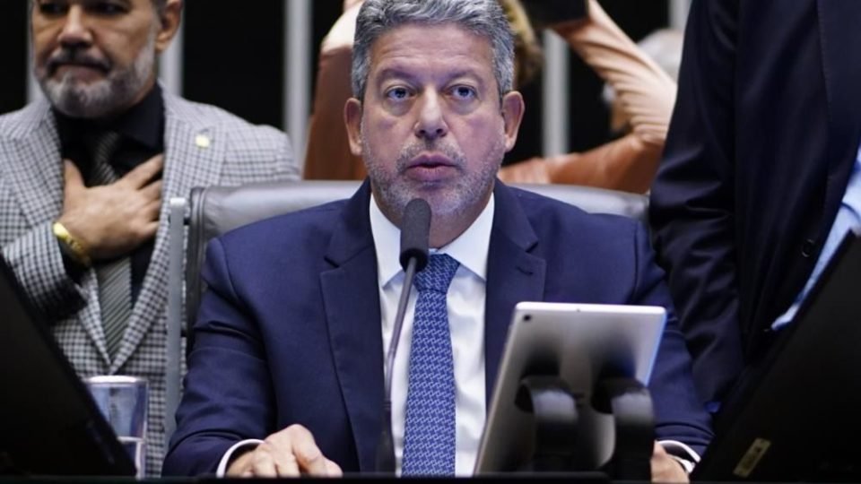 camara aprova proposta que favorece reus no stf e dribla possivel impedimento de zanin