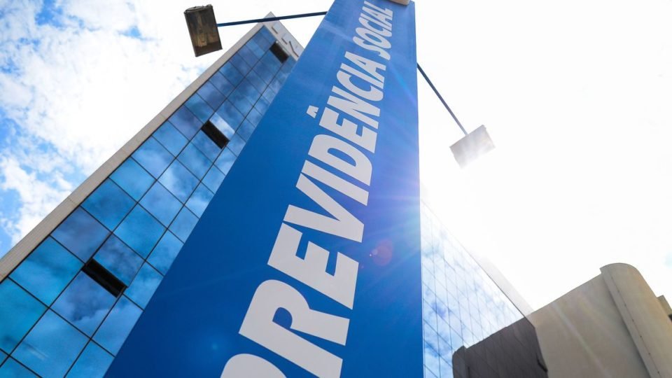 canetada do governo seca consignado empurra aposentado para juro maior e ameaca consumo