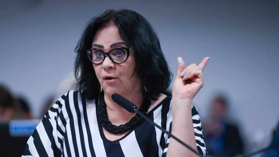 damares se coloca como alternativa da direita em 2026 se bolsonaro ficar inelegivel