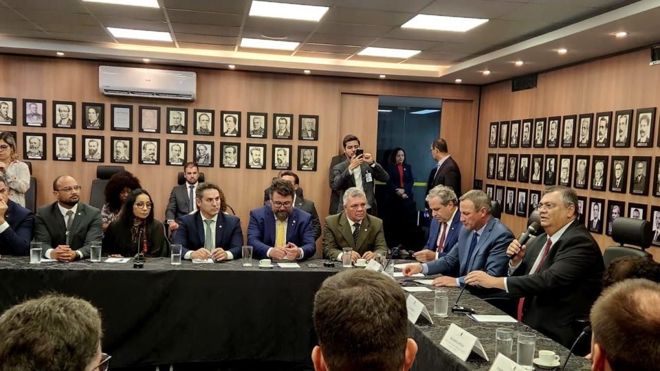 dino pede prazo para decidir sobre decreto das armas deputados querem convoca lo para ir a camara