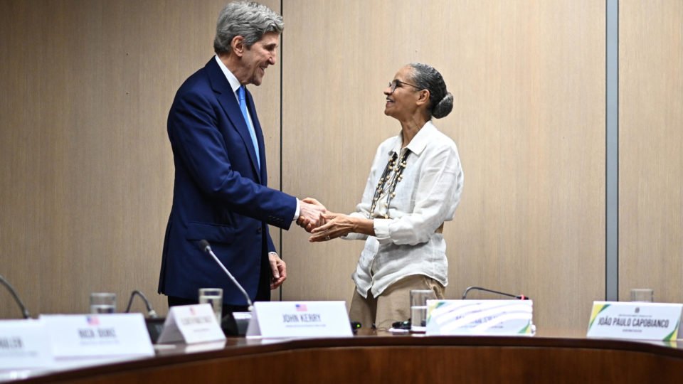 kerry diz que amazonia pertence a todos e oposicao teme intervencao dos eua no brasil