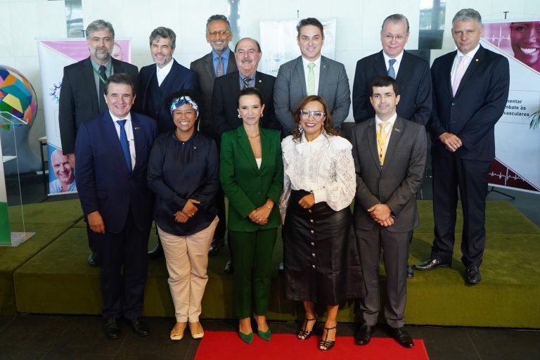 lancadas frentes parlamentares catolica de combate ao cancer e as doencas cardiovasculares e em prol da saude
