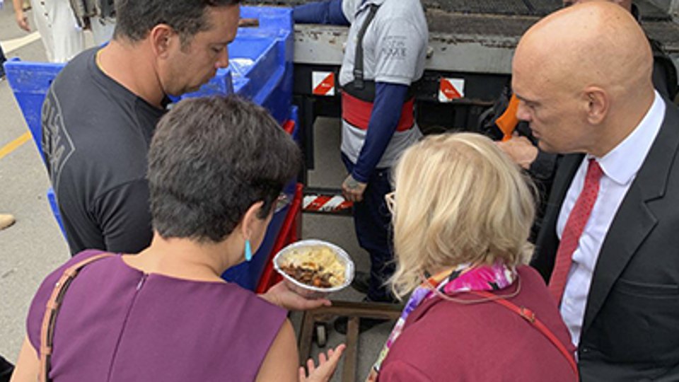 ministros do stf visitam presos do 8 de janeiro familiares protestam em frente a oab