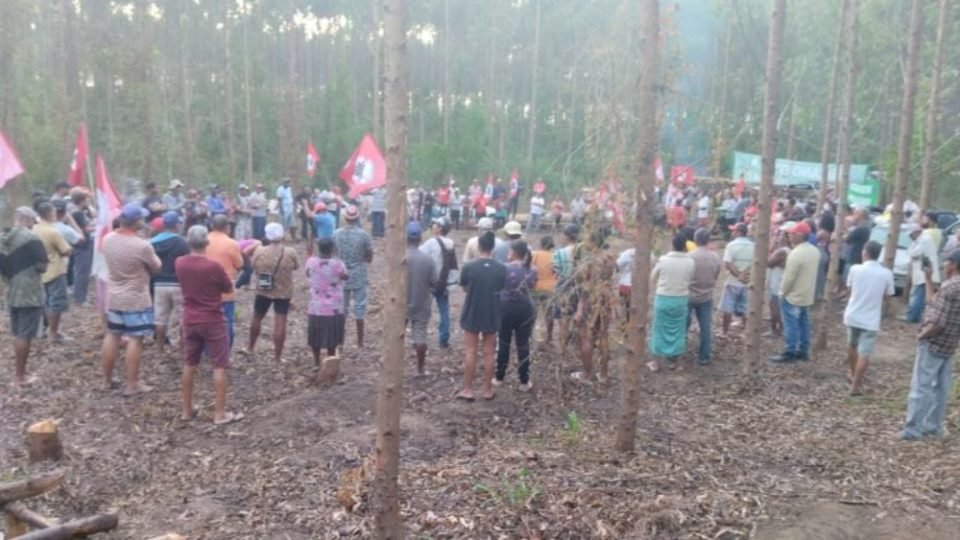 mst desocupa fazendas invadidas nos estados do espirito santo e bahia