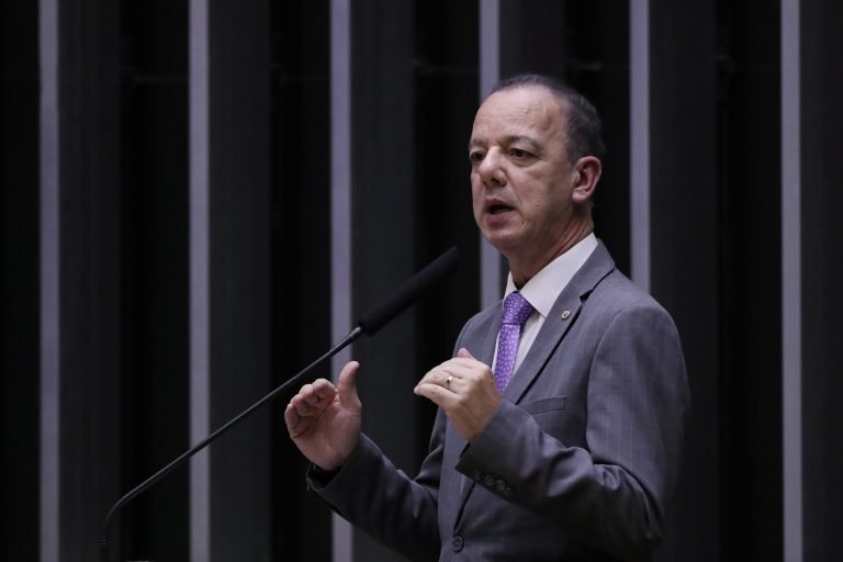 projeto revoga direito de ex presidente da republica ter servidor pago pelo estado
