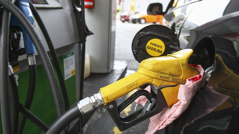 aumento do icms da gasolina vai diluir queda no preco da petrobras veja alta por estado