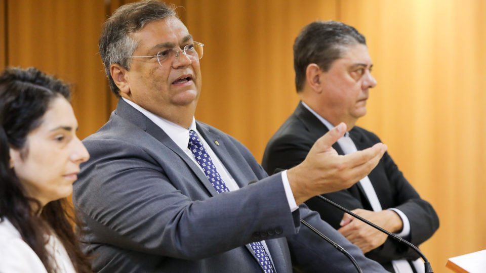bate boca entre dino e senadores em comissao de seguranca da previa de clima para cpmi do 8 1