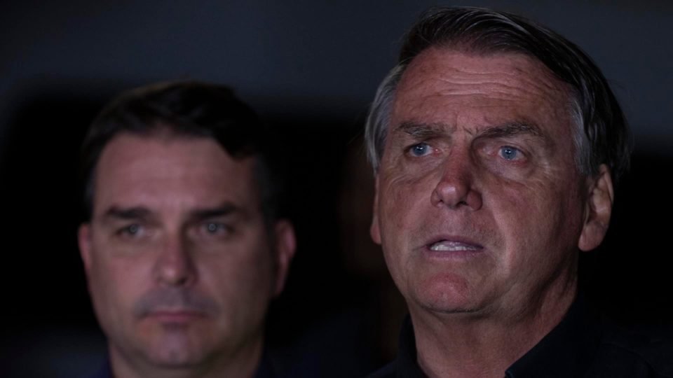 bolsonaro veta candidatura do filho flavio a prefeitura do rio e abre espaco para negociacoes do pl