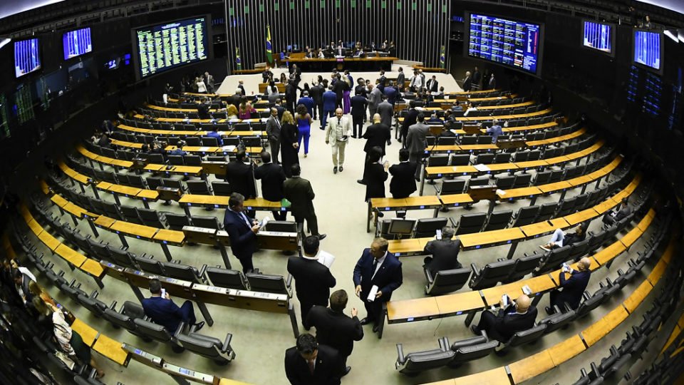 camara aprova projeto que suspende trechos de decretos de lula sobre saneamento