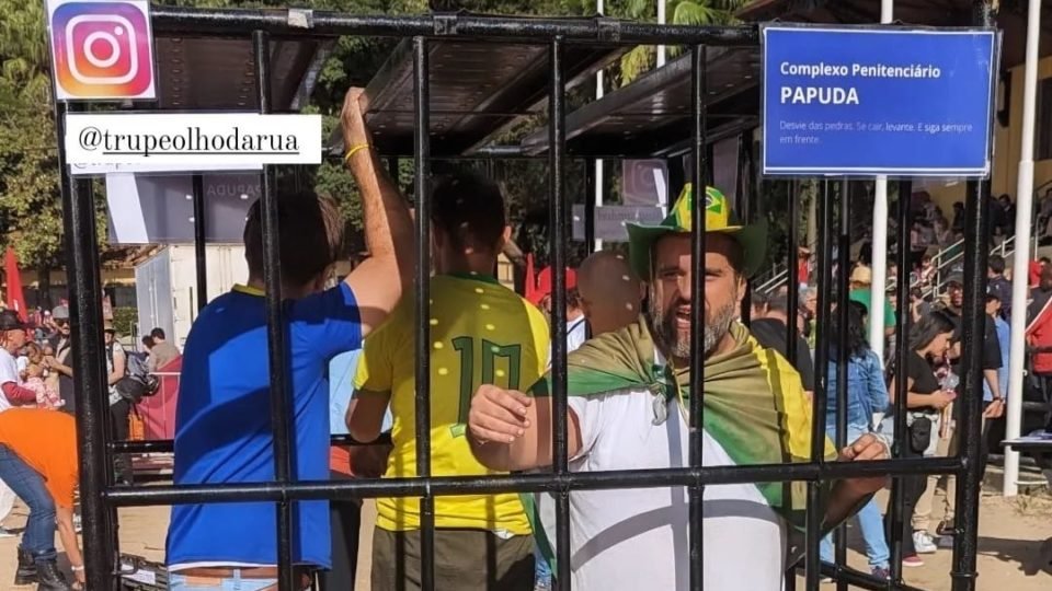 feira do mst teve encenacao de cela da papuda com presos do 8 1