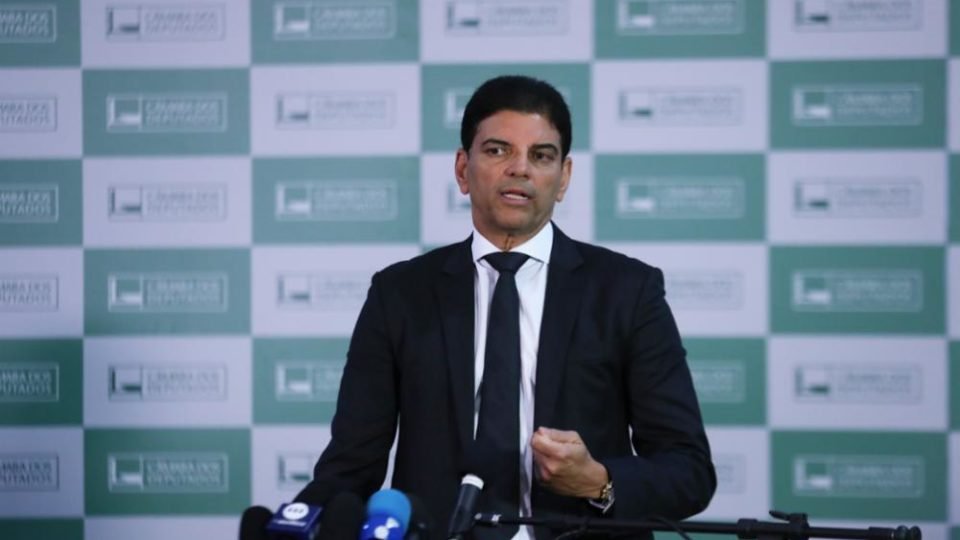 relator do novo arcabouco quer incluir bloqueio obrigatorio de recursos para cumprimento de meta fiscal