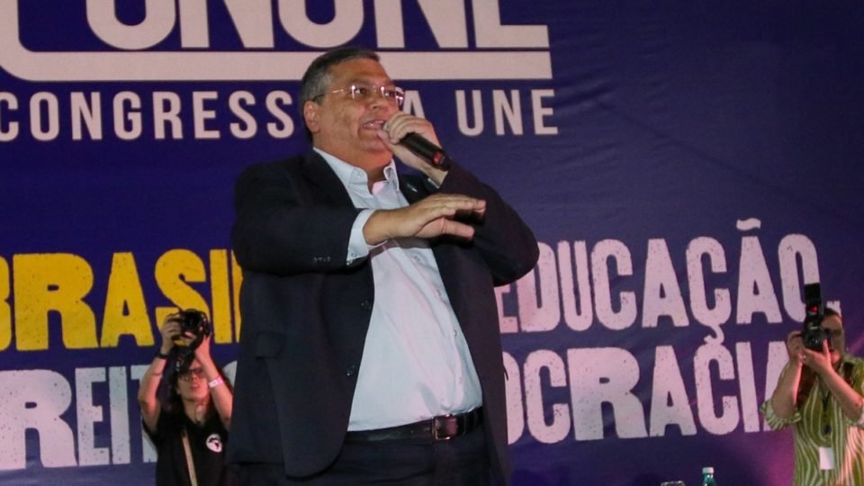 flavio dino assume que quer regular as redes sociais por causa de ideias da direita