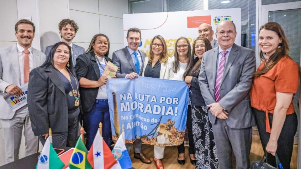 janja recebe representantes do complexo do alemao em brasilia