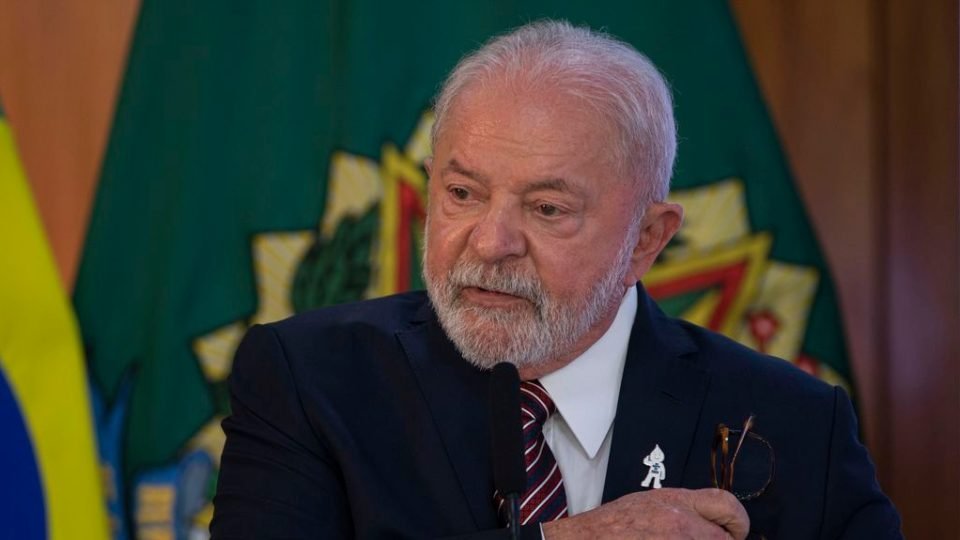 lula diz que saida de mais mulheres do governo e especulacao apos troca no turismo