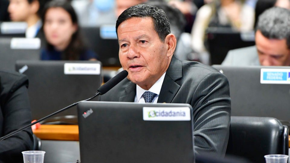 mourao chama de revanchista decisao do governo de acabar com escolas civico militares