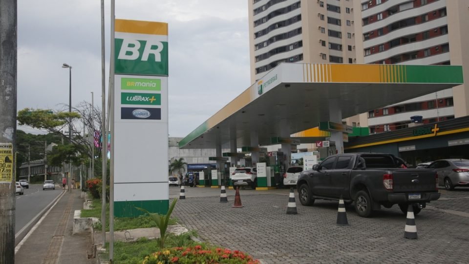 petrobras segura preco e defasagem na gasolina chega a 21 dizem importadores