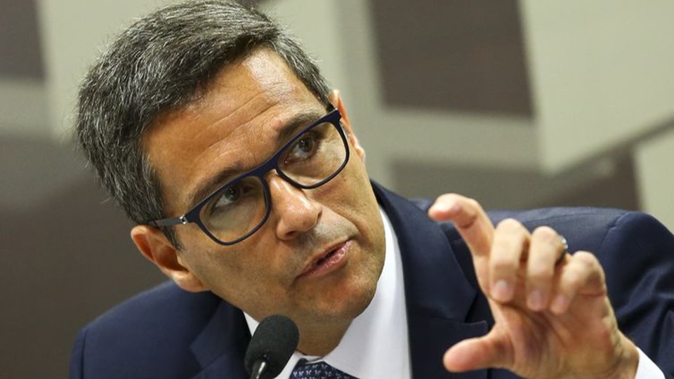 bc tende a baixar juros apos meses de pressao do governo apostas sobre corte se dividem