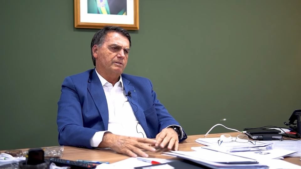 bolsonaro diz que prisoes de ex auxiliares visam delacoes premiadas para atingi lo