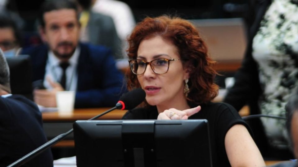 carla zambelli se livra de processo de cassacao no conselho de etica da camara