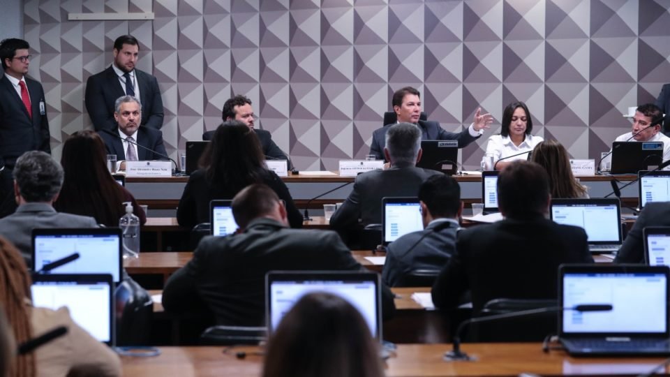 omissao de dino e tentativa de acusar bolsonaro guiam relatorios rivais da cpmi do 8 de janeiro