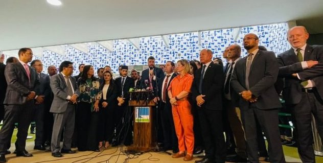 dois partidos e 22 frentes parlamentares fazem ato em repudio a atuacao do stf