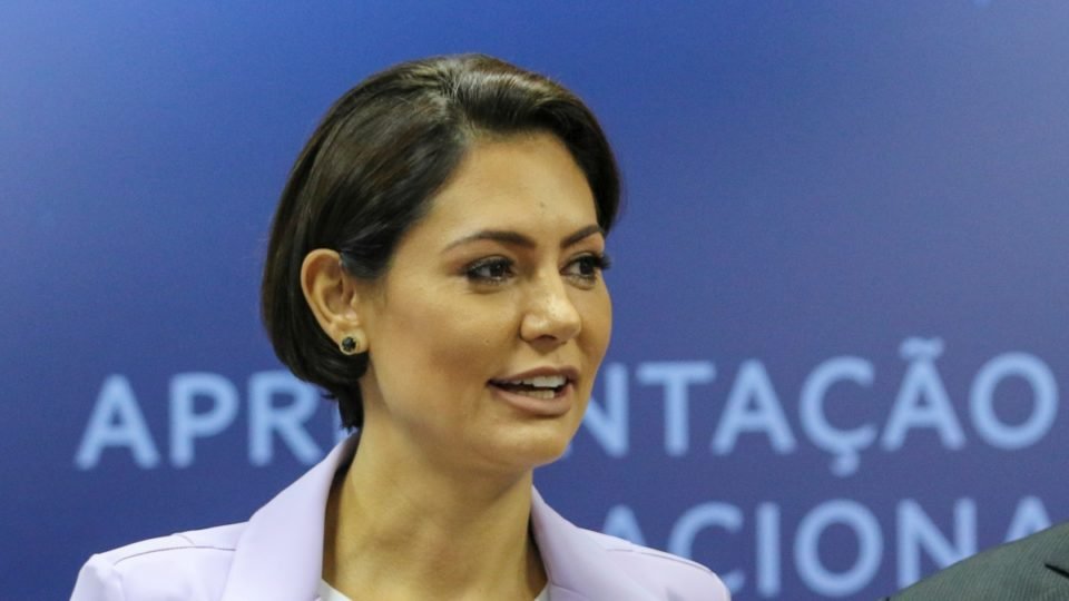 estamos sendo perseguidos e injusticados diz michelle bolsonaro em culto