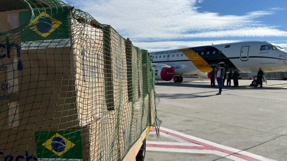 aviao para resgate de brasileiros em gaza decola para o egito com ajuda humanitaria