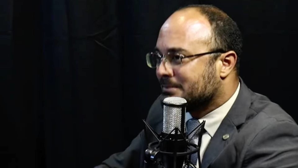 dino leva mais segurancas a camara do que a favela da mare critica deputado capitao alden