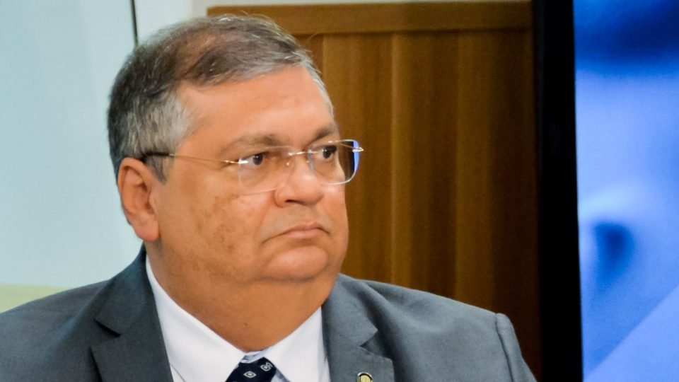 acuado por criticas dino bloqueia politicos e jornalistas nas redes sociais