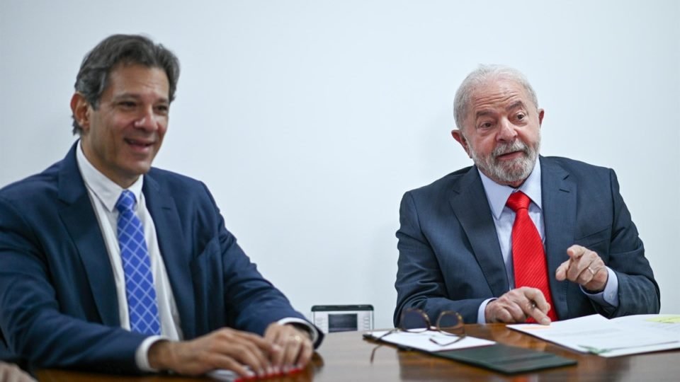 mercado financeiro eleva reprovacao ao governo lula e piora desempenho de haddad