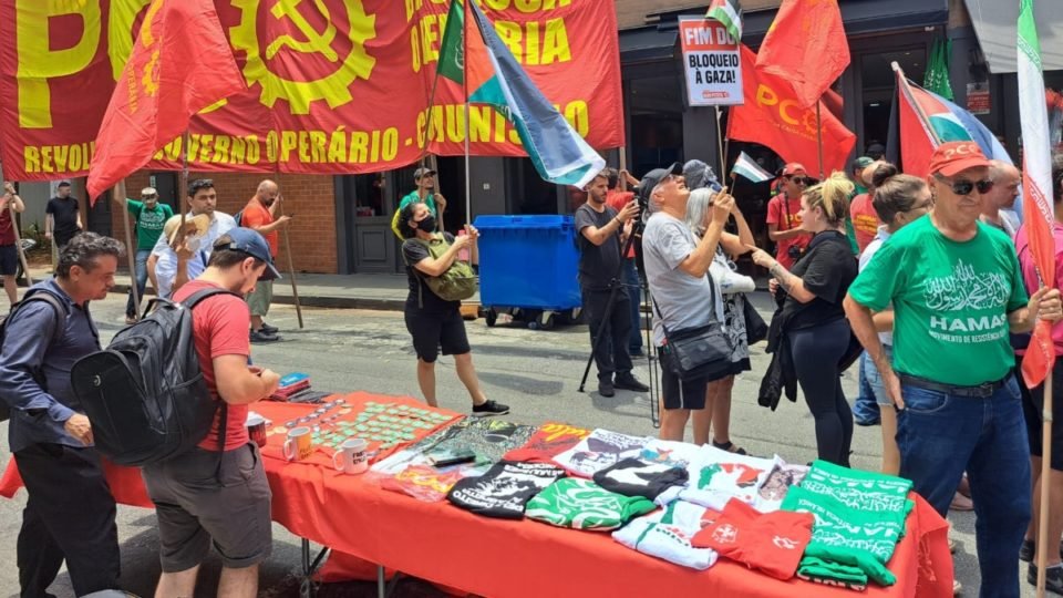 partido de esquerda vende camisetas do hamas em ato em frente a consulado de israel