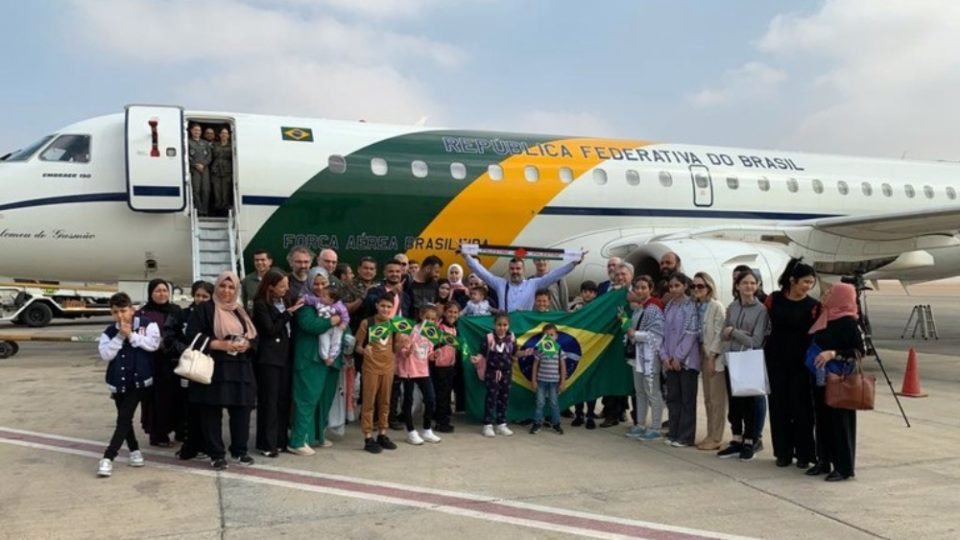 voo com brasileiros resgatados em gaza decola para o brasil e chega na noite desta segunda 13