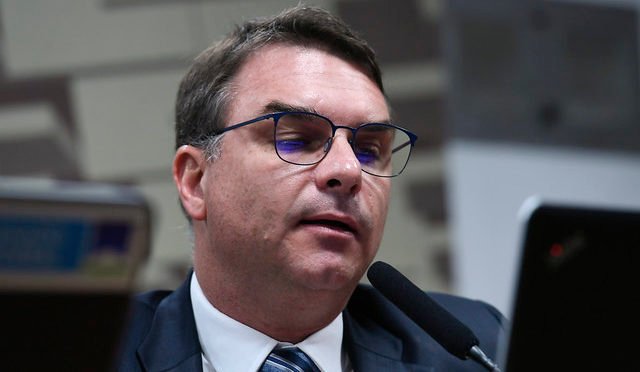 flavio bolsonaro diz que postura de moraes no tse levou ao 8 1 e critica perseguicao politica