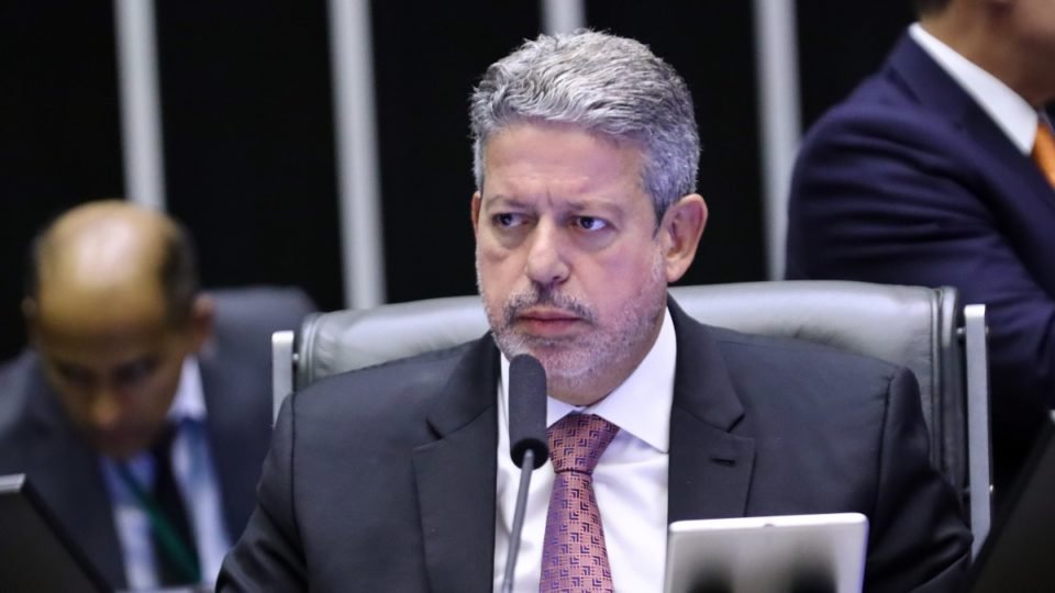 lira interrompe ferias para discutir corte em emendas e operacoes da pf com lideres