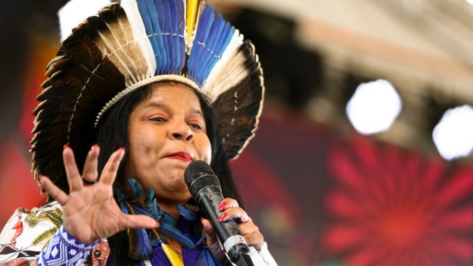 ministra sonia guajajara reconhece que governo lula falhou em solucionar crise yanomami