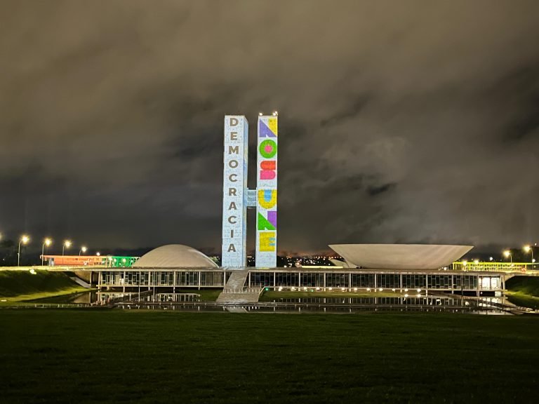 no primeiro aniversario do 8 de janeiro congresso faz projecao para celebrar a democracia