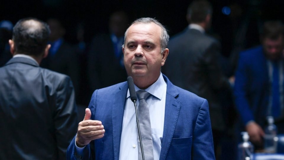 pais nao vive normalidade democratica diz senador sobre operacao contra lider da oposicao