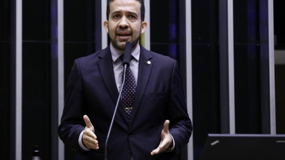 pf aponta existencia de rachadinha no gabinete de janones e pede quebra de sigilos