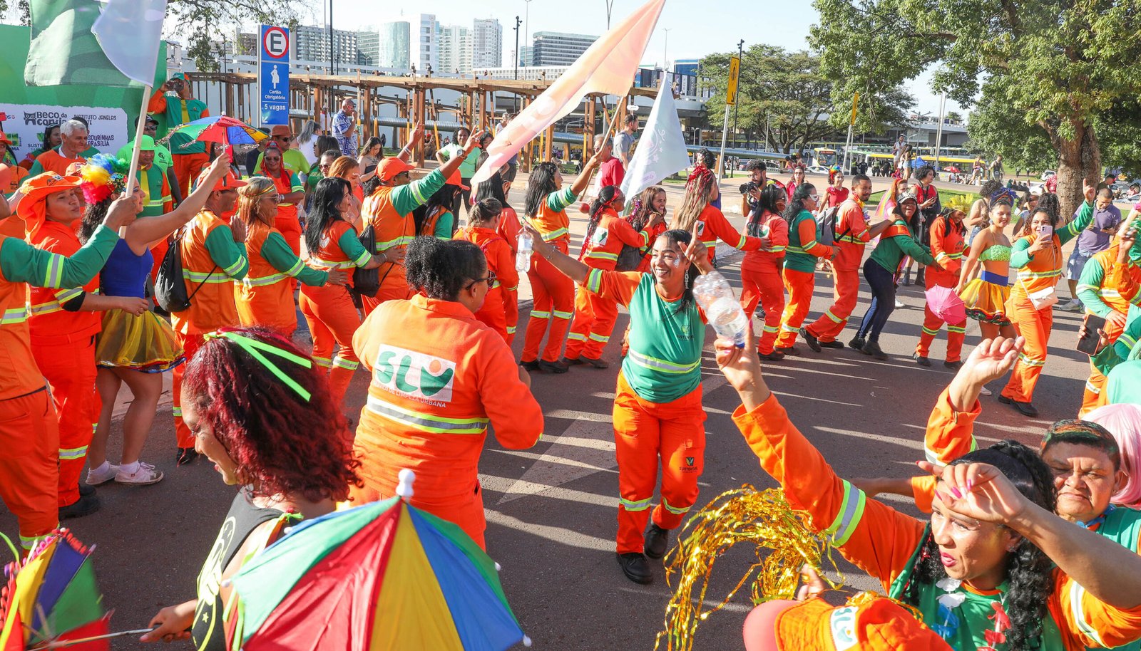 Garis animam a segunda-feira de Carnaval com o Bloco Vassourinha