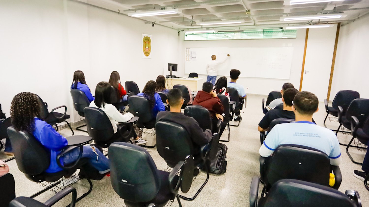 Estudantes iniciam aulas em espaço cedido pela Polícia Civil
