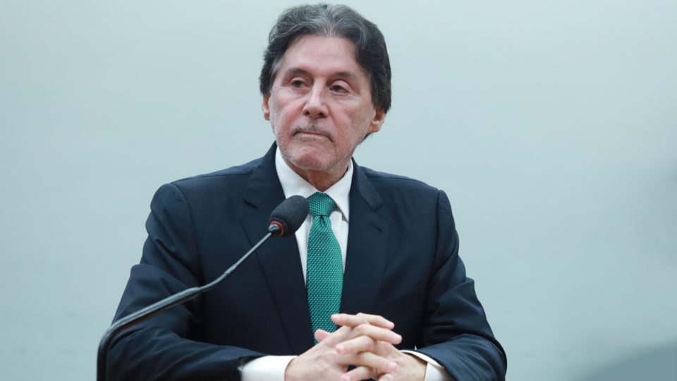 Eunício Oliveira quer ser o candidato do governo na disputa pela Câmara em 2025