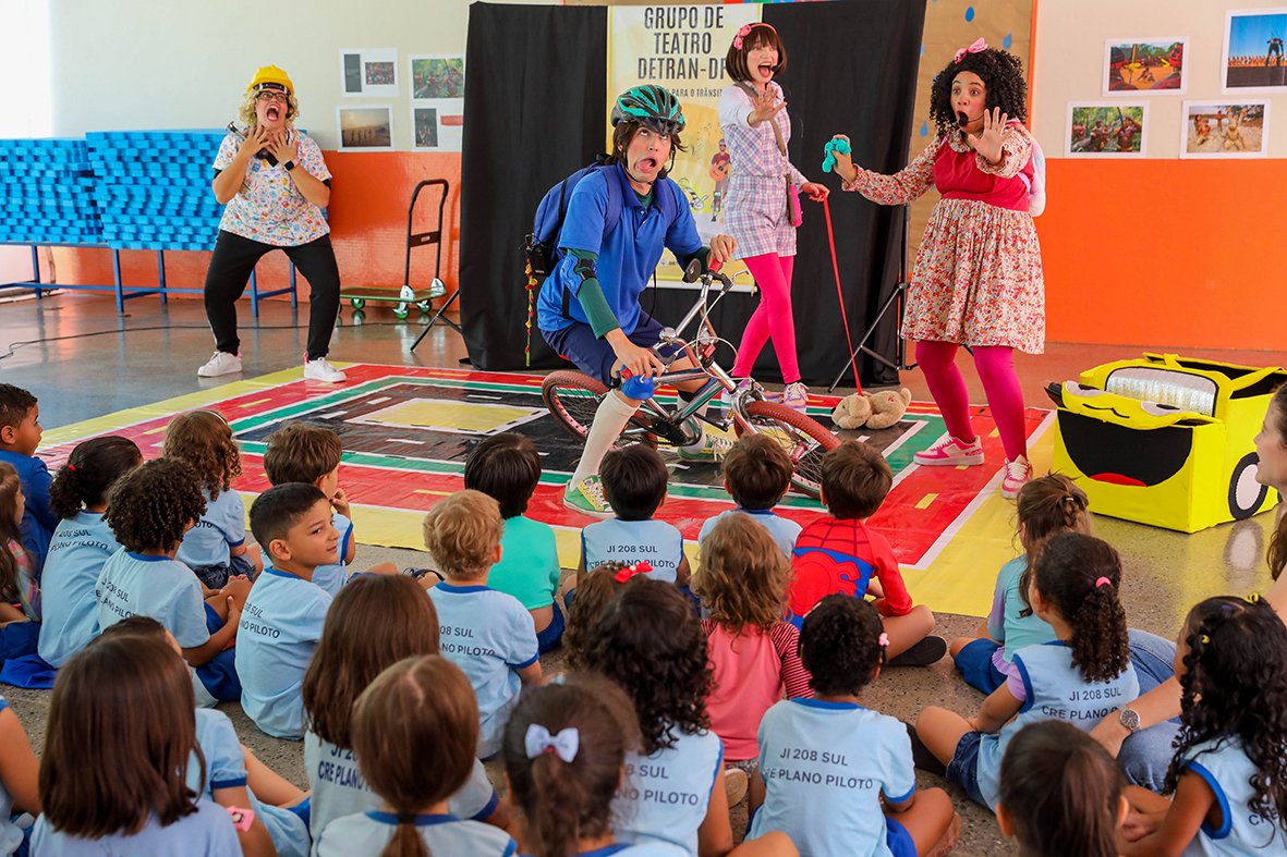 Teatro infantil leva educação de trânsito para escolas do DF