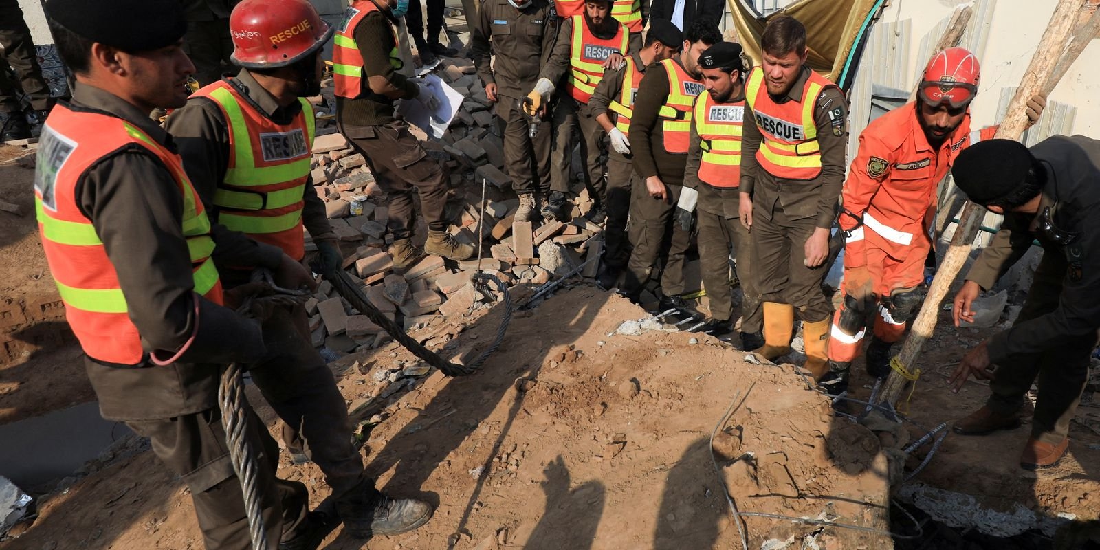 2023 01 31t133902z 1 lynxmpej0u0ma rtroptp 4 paquistao mesquita atentado.jpg