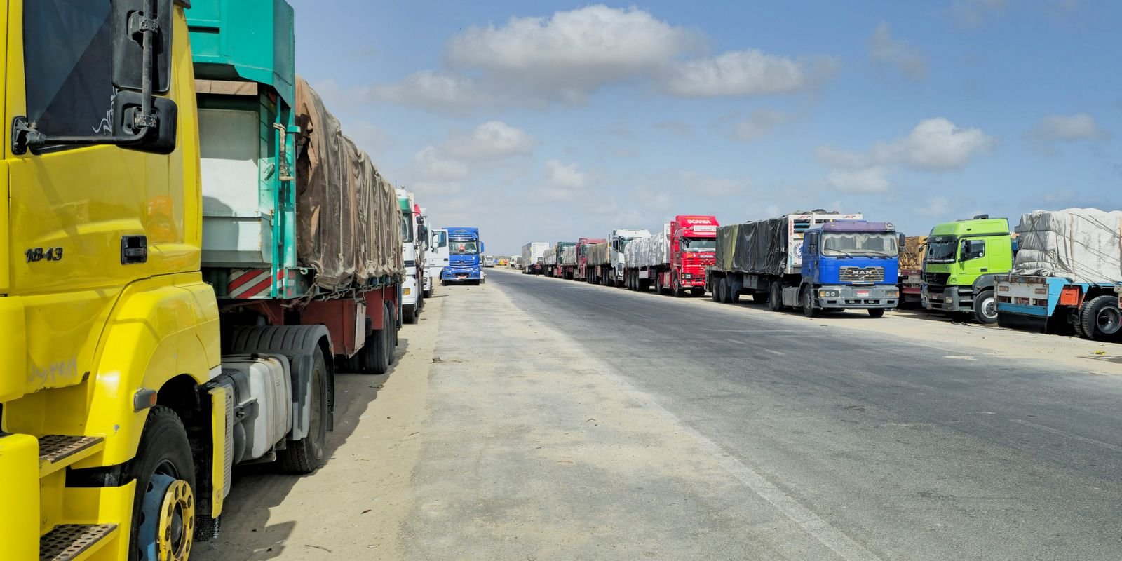 2025 05 20t110915z 1 lynxmpel4j0h5 rtroptp 4 israel palestinians egypt aid trucks.jpg