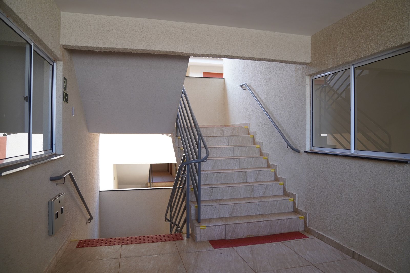 AGEHAB SEINFRA E MCID ENTREGAM 540 APARTAMENTOS EM GOIANIA ESCADA INTERNA DOS PREDIOS.jpeg